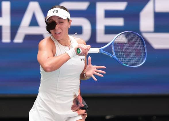Jessica Pegula,curious, braid on face, US Open Championships 2023, USTA Billie Jean King National Tennis Center, Flushing Meadows, New York, USA Copyright: xJuergenxHasenkopfx