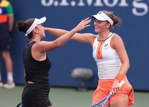 Sonja Zhenikhova Schwarz and Eva Bennemann GER cheer after the victory,Cheers,Joy,Emotion, Girls Doubles, Girls Doubles, US Open Championships 2023, USTA Billie Jean King National Tennis Center, Flushing Meadows, New York, USA Copyright: xJuergenxHasenkopfx