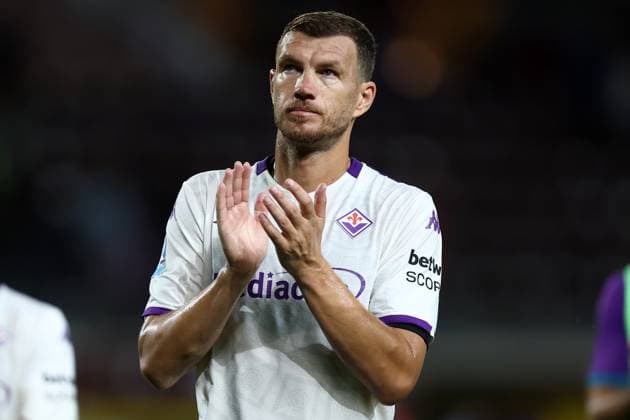 Torino Fc - ACF Fiorentina Edin Dzeko of Acf Fiorentina greets the fans at the end of the Serie A match beetween Torino Fc and ACF Fiorentina at Stadio Olimpico on August 31, 2025 in Turin, Italy . Torino Stadio Olimpico Italy Copyright: xMarcoxCanonierox