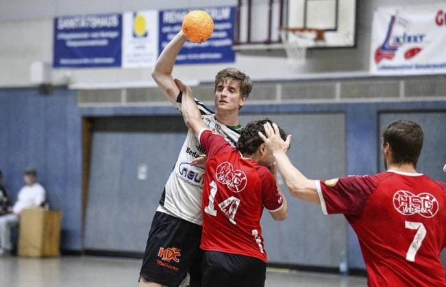Handball, MTV Rheinwacht Dinslaken HSG Wesel FOR EDITORIAL PURPOSES ONLY EDITORIAL USE ONLY p Dinslaken handball player Maximilian Reede, left, throwing in the handball test match MTV Rheinwacht Dinslaken against HSG Wesel red jerseys in the Douvermannhalle, on Tuesday, 02 09 2025 in Dinslaken Germany NRW Dinslaken Copyright MarkusxJoosten Copyright: MarkusxJoosten doc8288jfusl2p6n8mh6x5 ,EDITORIAL USE ONLY Copyright: MarkusxJoosten
