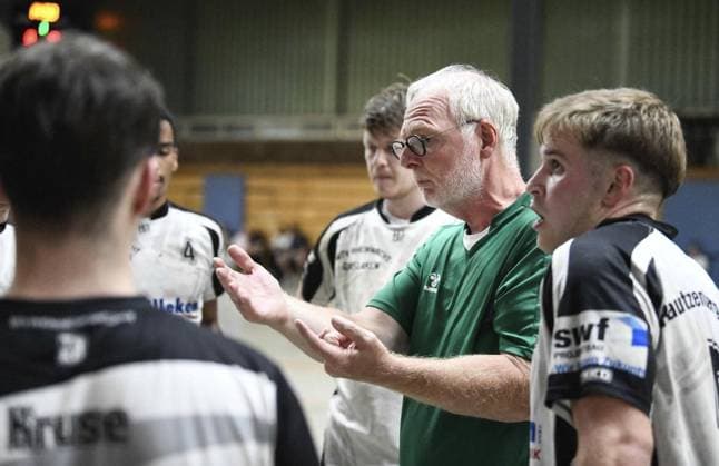 Handball, MTV Rheinwacht Dinslaken HSG Wesel FOR EDITORIAL PURPOSES ONLY EDITORIAL USE ONLY p The Dinslaken handball coach Harald Jakobs In the handball test match MTV Rheinwacht Dinslaken play against HSG Wesel red jerseys in the Douvermannhalle, on Tuesday, 02 09 2025 in Dinslaken Germany NRW Dinslaken Copyright MarkusxJoosten Copyright: MarkusxJoosten doc8288jgggvq1f257fhmc ,EDITORIAL USE ONLY Copyright: MarkusxJoosten