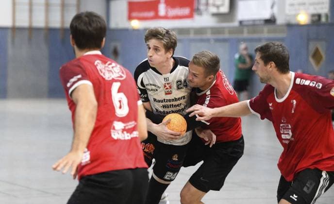 Handball, MTV Rheinwacht Dinslaken HSG Wesel FOR EDITORIAL PURPOSES ONLY EDITORIAL USE ONLY p Dinslaken handball player Maximilian Reede, center, in action in a handball test match between MTV Rheinwacht Dinslaken and HSG Wesel red jerseys at the Douvermannhalle, on Tuesday, 02 09 2025 in Dinslaken Germany NRW Dinslaken Copyright MarkusxJoosten Copyright: MarkusxJoosten doc8288kcwvpkmc79accpt ,EDITORIAL USE ONLY Copyright: MarkusxJoosten