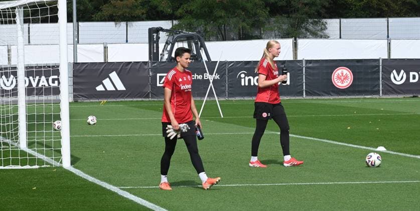 03 09 2025 xhpx Dreieich, Frankfurt am Main Women Eintracht Frankfurt Training Women Bundesliga Season 2025 2026 Goalkeeper Lina Altenburg 12, Eintracht Frankfurt Women and goalkeeper Janne Krumme 21, Eintracht Frankfurt Women