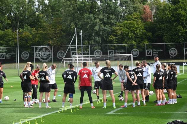 03 09 2025 xhpx Dreieich, Frankfurt am Main Women Eintracht Frankfurt Training Women Bundesliga Season 2025 2026 Nikolaos Arnautis Coach Eintracht Frankfurt Women Address to the players