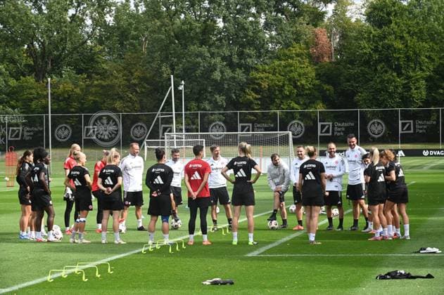 03 09 2025 xhpx Dreieich, Frankfurt am Main Women Eintracht Frankfurt Training Women Bundesliga Season 2025 2026 Nikolaos Arnautis Coach Eintracht Frankfurt Women Address to the players