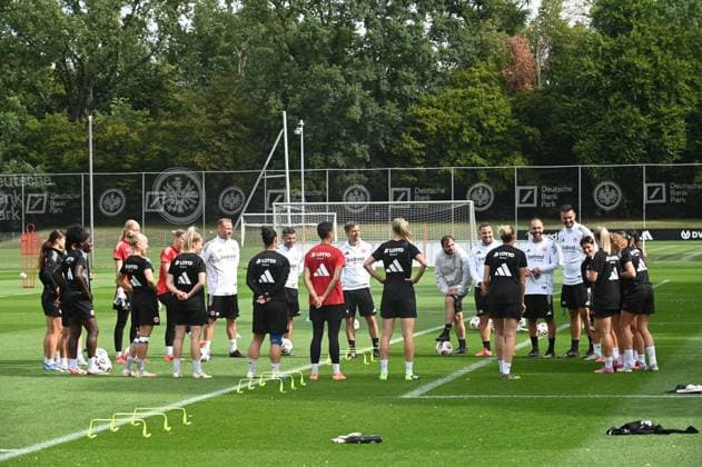 03 09 2025 xhpx Dreieich, Frankfurt am Main Women Eintracht Frankfurt Training Women Bundesliga Season 2025 2026 Nikolaos Arnautis Coach Eintracht Frankfurt Women Address to the players