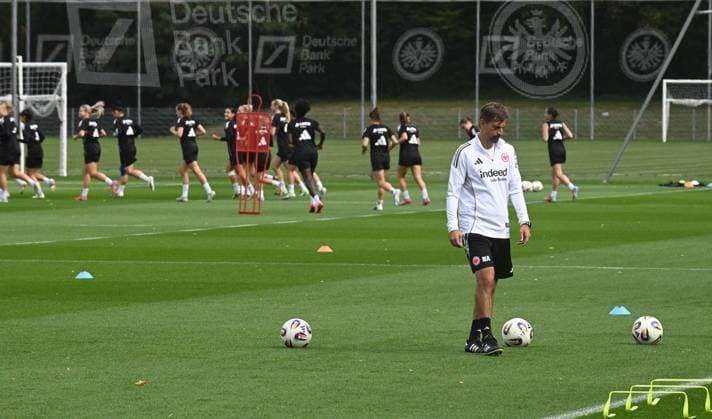 03 09 2025 xhpx Dreieich, Frankfurt am Main Women Eintracht Frankfurt Training Women Bundesliga Season 2025 2026 Nikolaos Arnautis Coach Eintracht Frankfurt Women in the background the players warming up