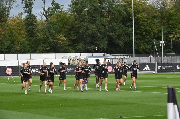03 09 2025 xhpx Dreieich, Frankfurt am Main Women Eintracht Frankfurt Training Womens Bundesliga Season 2025 2026 The players warm up