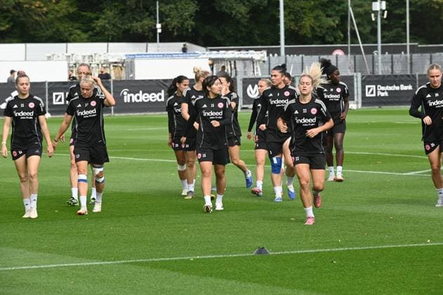 03 09 2025 xhpx Dreieich, Frankfurt am Main Women Eintracht Frankfurt Training Womens Bundesliga Season 2025 2026 The players warm up