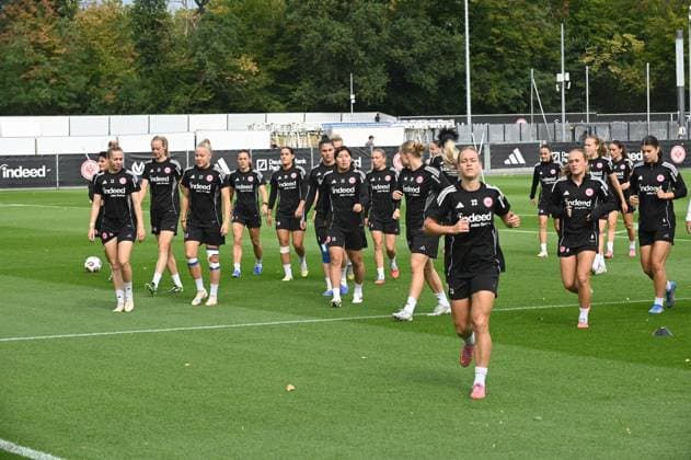 03 09 2025 xhpx Dreieich, Frankfurt am Main Women Eintracht Frankfurt Training Women Bundesliga Season 2025 2026 The players warm up in front Nadine Riesen 22, Eintracht Frankfurt Women
