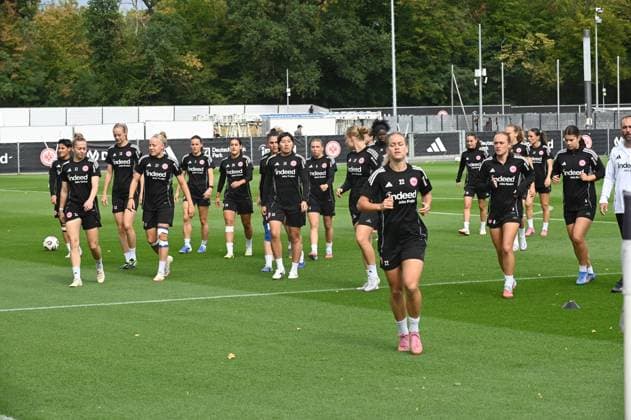 03 09 2025 xhpx Dreieich, Frankfurt am Main Women Eintracht Frankfurt Training Women Bundesliga Season 2025 2026 The players warm up in front Nadine Riesen 22, Eintracht Frankfurt Women