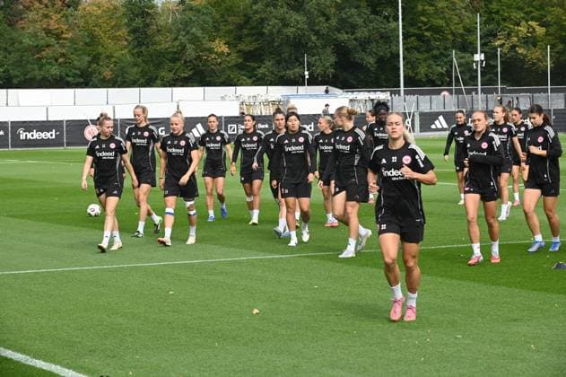 03 09 2025 xhpx Dreieich, Frankfurt am Main Women Eintracht Frankfurt Training Women Bundesliga Season 2025 2026 The players warm up in front Nadine Riesen 22, Eintracht Frankfurt Women