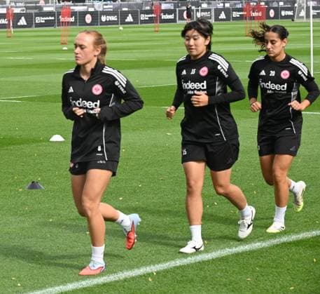 03 09 2025 xhpx Dreieich, Frankfurt am Main Women Eintracht Frankfurt Training Women Bundesliga Season 2025 2026 The players warm up Lisanne Gräwe 8, Eintracht Frankfurt Women , Remina Chiba 15, Eintracht Frankfurt Women , Ilayda Acikgöz 20, Eintracht Frankfurt Women