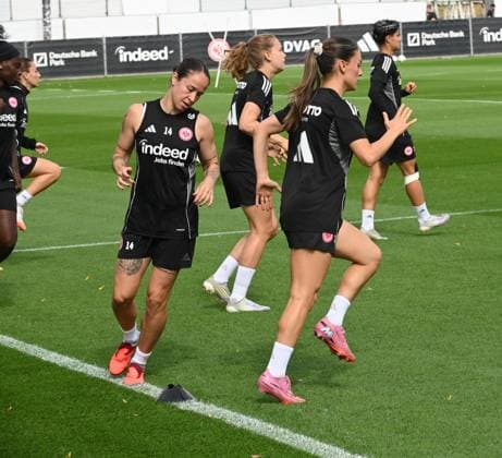 03 09 2025 xhpx Dreieich, Frankfurt am Main Womens Eintracht Frankfurt Training Womens Bundesliga Season 2025 2026 The players warm up, including Geraldine Reuteler 14, Eintracht Frankfurt Womens