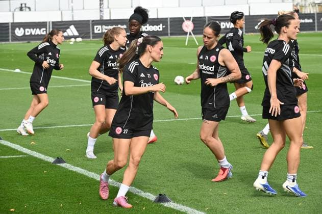 03 09 2025 xhpx Dreieich, Frankfurt am Main Women Eintracht Frankfurt Training Women Bundesliga Season 2025 2026 The players warm up including Ereleta Memetir 27, Eintracht Frankfurt Women and Geraldine Reuteler 14, Eintracht Frankfurt Women