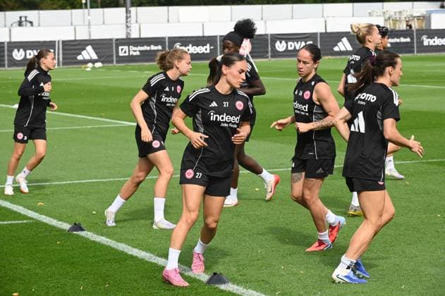 03 09 2025 xhpx Dreieich, Frankfurt am Main Women Eintracht Frankfurt Training Women Bundesliga Season 2025 2026 The players warm up including Ereleta Memetir 27, Eintracht Frankfurt Women and Geraldine Reuteler 14, Eintracht Frankfurt Women