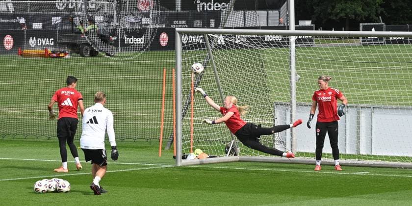 03.09.2025 xhpx Dreieich, Frankfurt am Main Frauen Eintracht Frankfurt Training Frauen Bundesliga Saison 2025 2026 Torwarttraining Torwart Janne Krumme (21, Eintracht Frankfurt Frauen), Torwart Lea Paulick (18, Eintracht Frankfurt Frauen)