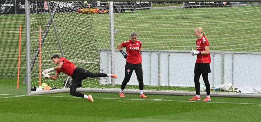 03.09.2025 xhpx Dreieich, Frankfurt am Main Frauen Eintracht Frankfurt Training Frauen Bundesliga Saison 2025 2026 Torwarttraining Torwart Lina Altenburg (12, Eintracht Frankfurt Frauen), Torwart Lea Paulick (18, Eintracht Frankfurt Frauen)