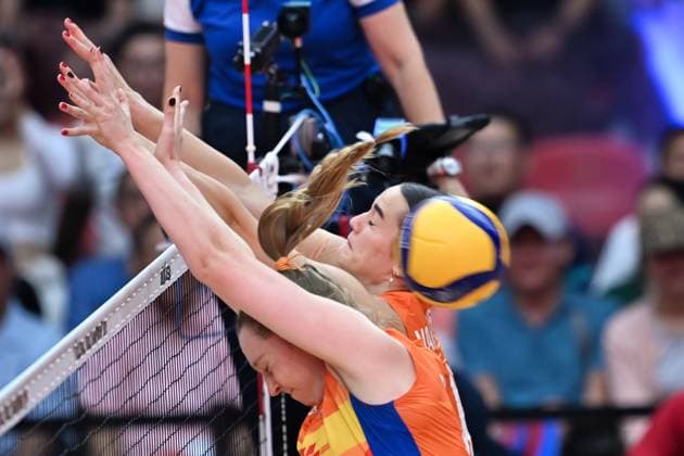 Netherlands v Japan - FIVB Women’s World Volleyball Championship BANGKOK, THAILAND - SEPTEMBER 3: Britte Stuut (R) of Netherlands in action during the FIVB Women’s World Volleyball Championship quarter-final match between Netherlands and Japan at Huamark Indoor Stadium in Bangkok, Thailand, on September 3, 2025. Mustafa Hatipoglu Anadolu Bangkok Thailand. Editorial use only. Please get in touch for any other usage.  Copyright: x2025xAnadoluxMustafaxHatipoglux