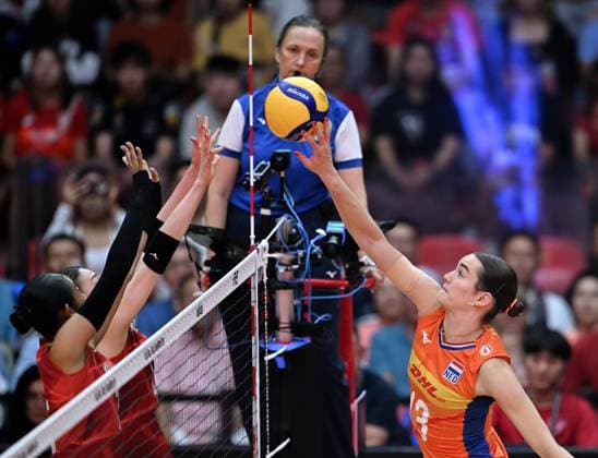 Netherlands v Japan - FIVB Women’s World Volleyball Championship BANGKOK, THAILAND - SEPTEMBER 3: Nicole Van De Vosse (13) of Netherlands in action during the FIVB Women’s World Volleyball Championship quarter-final match between Netherlands and Japan at Huamark Indoor Stadium in Bangkok, Thailand, on September 3, 2025. Mustafa Hatipoglu Anadolu Bangkok Thailand. Editorial use only. Please get in touch for any other usage.  Copyright: x2025xAnadoluxMustafaxHatipoglux