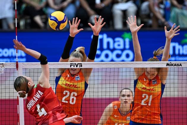 Netherlands v Japan - FIVB Women’s World Volleyball Championship BANGKOK, THAILAND - SEPTEMBER 3: Britte Stuut (21) and Elles Dambrink (26) of Netherlands in action during the FIVB Women’s World Volleyball Championship quarter-final match between Netherlands and Japan at Huamark Indoor Stadium in Bangkok, Thailand, on September 3, 2025. Mustafa Hatipoglu Anadolu Bangkok Thailand. Editorial use only. Please get in touch for any other usage.  Copyright: x2025xAnadoluxMustafaxHatipoglux