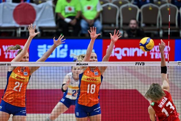 Netherlands v Japan - FIVB Women’s World Volleyball Championship BANGKOK, THAILAND - SEPTEMBER 3: Britte Stuut (21) and Marrit Jasper (18) of Netherlands in action during the FIVB Women’s World Volleyball Championship quarter-final match between Netherlands and Japan at Huamark Indoor Stadium in Bangkok, Thailand, on September 3, 2025. Mustafa Hatipoglu Anadolu Bangkok Thailand. Editorial use only. Please get in touch for any other usage.  Copyright: x2025xAnadoluxMustafaxHatipoglux