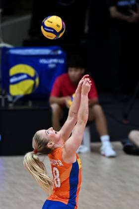 Netherlands v Japan - FIVB Women’s World Volleyball Championship BANGKOK, THAILAND - SEPTEMBER 3: Marrit Jasper (18) of Netherlands in action during the FIVB Women’s World Volleyball Championship quarter-final match between Netherlands and Japan at Huamark Indoor Stadium in Bangkok, Thailand, on September 3, 2025. Mustafa Hatipoglu Anadolu Bangkok Thailand. Editorial use only. Please get in touch for any other usage.  Copyright: x2025xAnadoluxMustafaxHatipoglux