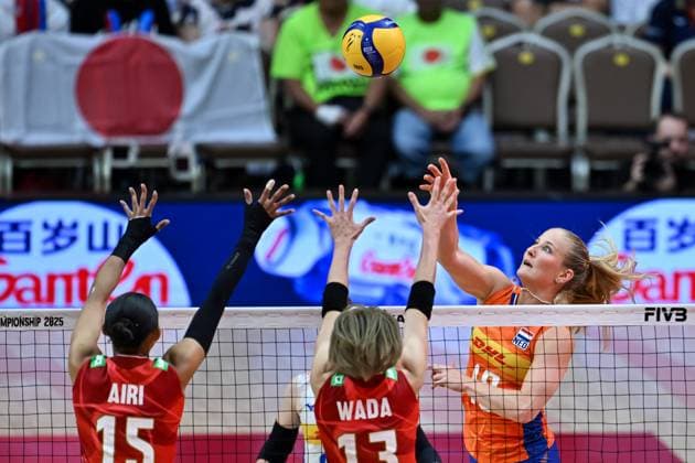 Netherlands v Japan - FIVB Women’s World Volleyball Championship BANGKOK, THAILAND - SEPTEMBER 3: Airi Miyabe (15) and Yukiko Wada (13) of Japan in action during the FIVB Women’s World Volleyball Championship quarter-final match between Netherlands and Japan at Huamark Indoor Stadium in Bangkok, Thailand, on September 3, 2025. Mustafa Hatipoglu Anadolu Bangkok Thailand. Editorial use only. Please get in touch for any other usage.  Copyright: x2025xAnadoluxMustafaxHatipoglux