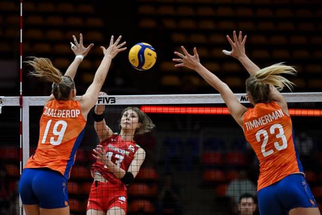 Netherlands v Japan - FIVB Women’s World Volleyball Championship BANGKOK, THAILAND - SEPTEMBER 3: Nika Daalderop (19) and Eline Timmerman (23) of Netherlands in action during the FIVB Women’s World Volleyball Championship quarter-final match between Netherlands and Japan at Huamark Indoor Stadium in Bangkok, Thailand, on September 3, 2025. Mustafa Hatipoglu Anadolu Banghok Thailand. Editorial use only. Please get in touch for any other usage.  Copyright: x2025xAnadoluxMustafaxHatipoglux