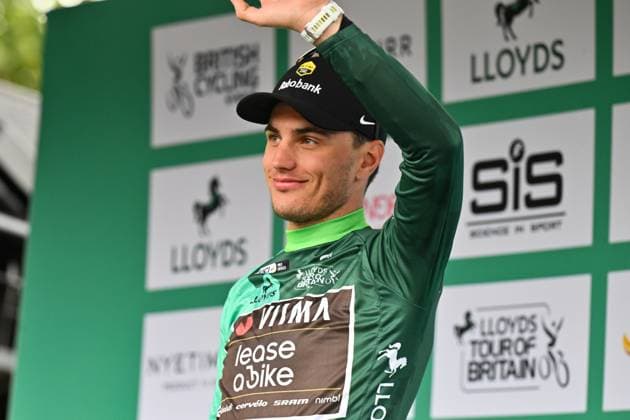 2025 Lloyds Tour of Britain Picture by Bruce Rollinson SWpix.com - 03 06 2025 - Cycling - 2025 Lloyds Tour of Britain - Stage 2: Stowmarket to Stowmarket - Podium - Olav Kooij (Team Visma Lease a Bike) General Classification Leader Copyright: x xSWpix.comx(t axPhotographyxHubxLtd)xBrucexRollinson SWpix.comx SWP-3069-2274