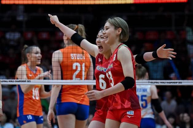 Netherlands v Japan - FIVB Women’s World Volleyball Championship BANGKOK, THAILAND - SEPTEMBER 3: Yukiko Wada (13) and Nanami Seki (6) of Japan celebrate after scoring a point during the FIVB Women’s Volleyball World Championship, WM, Weltmeisterschaft quarterfinal match against the Netherlands at Huamark Indoor Stadium in Bangkok, Thailand, on September 3, 2025. Mustafa Hatipoglu Anadolu Banghok Thailand. Editorial use only. Please get in touch for any other usage.  Copyright: x2025xAnadoluxMustafaxHatipoglux