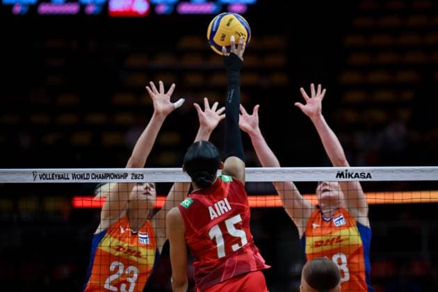 Netherlands v Japan - FIVB Women’s World Volleyball Championship BANGKOK, THAILAND - SEPTEMBER 3: Airi Miyabe (15) of Japan in action against players of the Netherlands during the FIVB Women’s Volleyball World Championship, WM, Weltmeisterschaft quarterfinal match at Huamark Indoor Stadium in Bangkok, Thailand, on September 3, 2025. Mustafa Hatipoglu Anadolu Banghok Thailand. Editorial use only. Please get in touch for any other usage.  Copyright: x2025xAnadoluxMustafaxHatipoglux