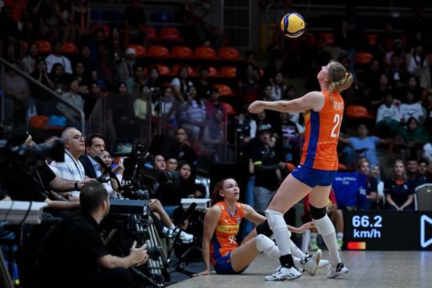 Netherlands v Japan - FIVB Women’s World Volleyball Championship BANGKOK, THAILAND - SEPTEMBER 3: Britte Stuut (21) of the Netherlands in action during the FIVB Women’s Volleyball World Championship, WM, Weltmeisterschaft quarterfinal match against Japan at Huamark Indoor Stadium in Bangkok, Thailand, on September 3, 2025. Mustafa Hatipoglu Anadolu Banghok Thailand. Editorial use only. Please get in touch for any other usage.  Copyright: x2025xAnadoluxMustafaxHatipoglux