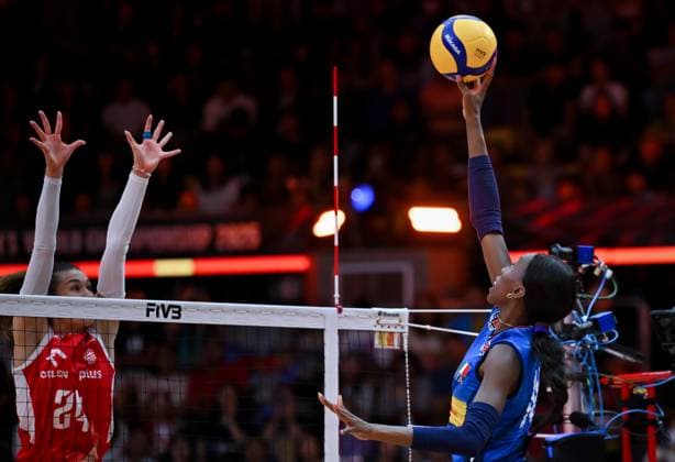 Italy v Poland - FIVB Women’s World Volleyball Championship BANGKOK, THAILAND - SEPTEMBER 03: Paulina Damaske (L) of Poland in action during the FIVB Women’s World Volleyball Championship quarter final match between Italy and Poland at Huamark Indoor Stadium in Bangkok, Thailand, on September 3, 2025. Mustafa Hatipoglu Anadolu Banghok Thailand. Editorial use only. Please get in touch for any other usage.  Copyright: x2025xAnadoluxMustafaxHatipoglux