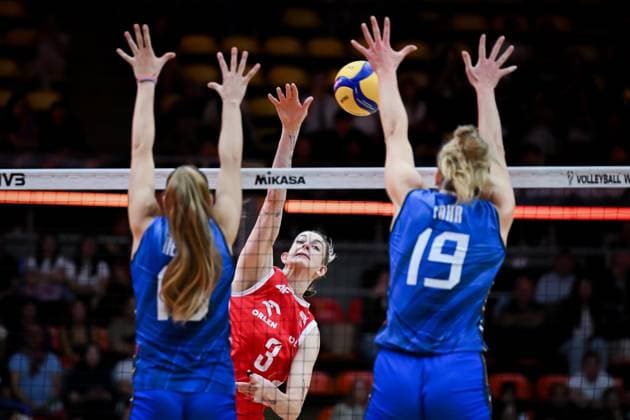 Italy v Poland - FIVB Women’s World Volleyball Championship BANGKOK, THAILAND - SEPTEMBER 03: Magdalena Stysiak (3) of Poland in action during the FIVB Women’s World Volleyball Championship quarter final match between Italy and Poland at Huamark Indoor Stadium in Bangkok, Thailand, on September 3, 2025. Mustafa Hatipoglu Anadolu Banghok Thailand. Editorial use only. Please get in touch for any other usage.  Copyright: x2025xAnadoluxMustafaxHatipoglux
