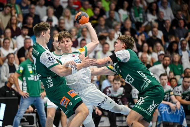 Goeppingen, Germany, 03 09 25 Oskar Sunnefeldt FRISCH AUF Goeppingen , Nils Lichtlein Füchse Berlin and Victor Kloeve FRISCH AUF Goeppingen in a duel during the Daikin Handball Bundesliga match between FRISCH AUF Goeppingen vs Füchse Berlin at EWS Arena on September 03, 2025 in Goeppingen, Germany Photo by Harry Langer DeFodi Images Goeppingen, Germany, 03 09 25 Oskar Sunnefeldt FRISCH AUF Goeppingen , Nils Lichtlein Füchse Berlin and Victor Kloeve FRISCH AUF Goeppingen battle for the ball during the Daikin Handball Bundesliga match between FRISCH AUF Goeppingen vs Füchse Berlin at EWS Arena on September 3, 2025 in Goeppingen, Germany Photo by Harry Langer DeFodi Images Photo by Harry Langer DeFodi Images