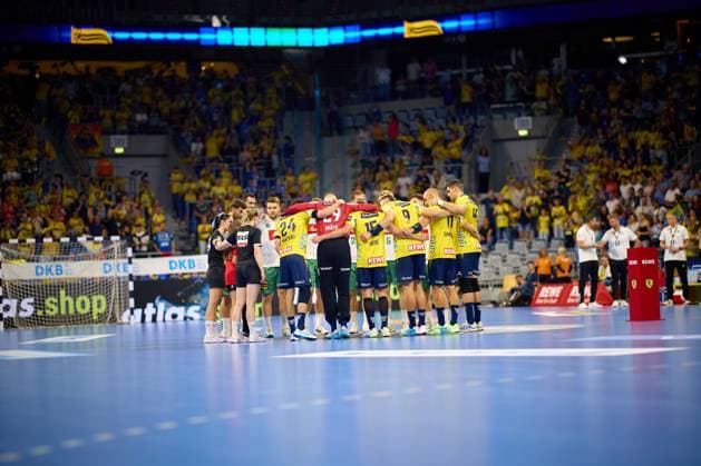 Players from both teams gather in a circle for the team meeting before the start of the match Handball I Men I Season 2025 2026 I Daikin HBL I Matchday 1 I Rhein Neckar Löwen - GWD Minden I 03 09 2025 Copyright: xMaxxMesterx