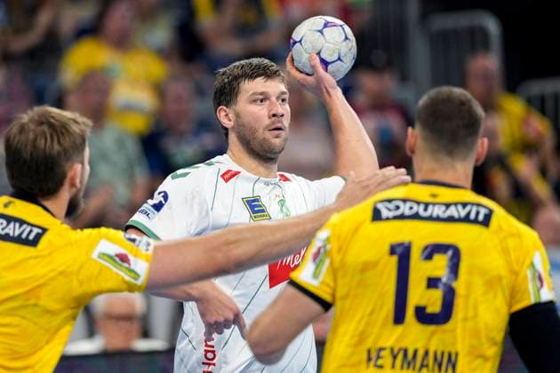 from left Steven Plucnar Jacobsen RNL, 9 , Malte Donker GWD, 39 , Sebastian Heymann RNL, 13 , duel, duel, tackle, tackling, dynamics, action, action, 03 09 2025, Mannheim Germany , Handball, Bundesliga, Rhein Neckar Löwen TSV GWD Minden xozx