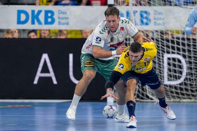 v li Tom Bergner GWD, 28 , Sebastian Heymann RNL, 13 , duel, duel, tackle, tackling, dynamics, action, action, 03 09 2025, Mannheim Germany , Handball, Bundesliga, Rhein Neckar Löwen TSV GWD Minden xozx