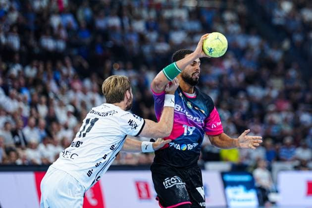 Petter Oeverby THW Kiel, 11 , Philipp Ahouansou HSG Wetzlar, 19 GER, THW Kiel vs HSG Wetzlar, Handball, 1 Bundesliga, Matchday 2, Season 2025 2026, 03 09 2025 GER, THW Kiel vs HSG Wetzlar, Handball, 1 Bundesliga, Matchday 2, Season 2025 2026, 03 09 2025 Kiel Copyright: xEibner-Pressefoto MarcelxvonxFehrnx EP_MFN