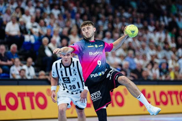 7 meter throw goal Niklas Theiss HSG Wetzlar, 09 GER, THW Kiel vs HSG Wetzlar, Handball, 1 Bundesliga, Matchday 2, Season 2025 2026, 03 09 2025 GER, THW Kiel vs HSG Wetzlar, Handball, 1 Bundesliga, Matchday 2, Season 2025 2026, 03 09 2025 Kiel Copyright: xEibner-Pressefoto MarcelxvonxFehrnx EP_MFN
