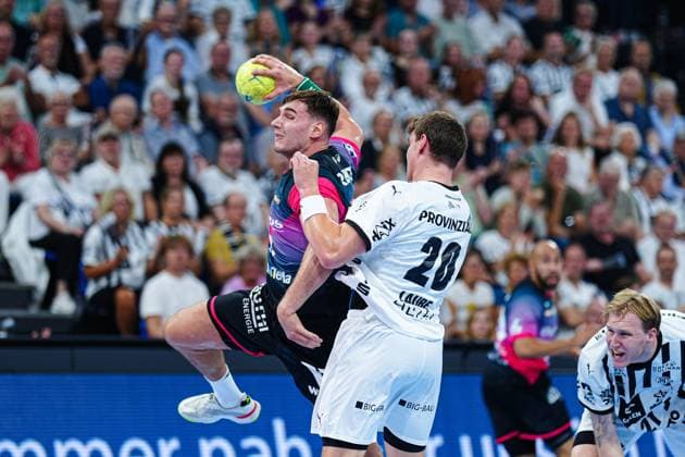 Throw Goal Josip Simic HSG Wetzlar, 10 , Lucas Laube THW Kiel, 20 GER, THW Kiel vs HSG Wetzlar, Handball, 1 Bundesliga, Matchday 2, Season 2025 2026, 03 09 2025 GER, THW Kiel vs HSG Wetzlar, Handball, 1 Bundesliga, Matchday 2, Season 2025 2026, 03 09 2025 Kiel Copyright: xEibner-Pressefoto MarcelxvonxFehrnx EP_MFN