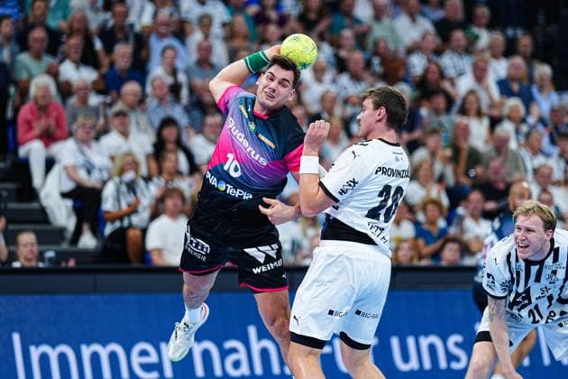 Throw Goal Josip Simic HSG Wetzlar, 10 , Lucas Laube THW Kiel, 20 GER, THW Kiel vs HSG Wetzlar, Handball, 1 Bundesliga, Matchday 2, Season 2025 2026, 03 09 2025 GER, THW Kiel vs HSG Wetzlar, Handball, 1 Bundesliga, Matchday 2, Season 2025 2026, 03 09 2025 Kiel Copyright: xEibner-Pressefoto MarcelxvonxFehrnx EP_MFN
