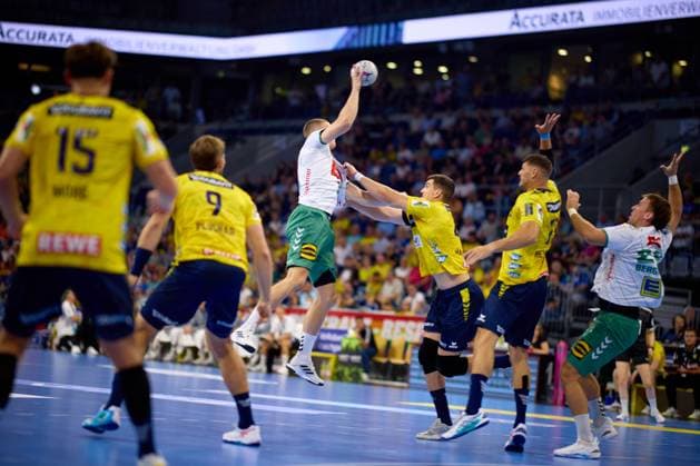 Sebastian Heymann 13 Rhein Neckar Löwen and Halil Jaganjac 45, Rhein Neckar Löwen defend against Moritz Zorb 9 TSV GWD Minden throwing in the hall Handball I Men I Season 2025 2026 I Daikin HBL I 1 Matchday I Rhein Neckar Löwen - GWD Minden I 03 09 2025 Copyright: xMaxxMesterx
