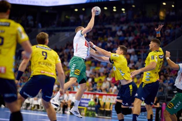 Sebastian Heymann 13 Rhein Neckar Löwen and Halil Jaganjac 45, Rhein Neckar Löwen defend against Moritz Zorb 9 TSV GWD Minden throwing in the hall Handball I Men I Season 2025 2026 I Daikin HBL I 1 Matchday I Rhein Neckar Löwen - GWD Minden I 03 09 2025 Copyright: xMaxxMesterx