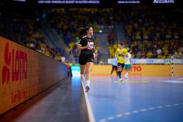 Referee Rosana Sug on the touchline in the SAP Arena Handball I Men I Season 2025 2026 I Daikin HBL I Matchday 1 I Rhein Neckar Löwen - GWD Minden I 03 09 2025 Copyright: xMaxxMesterx