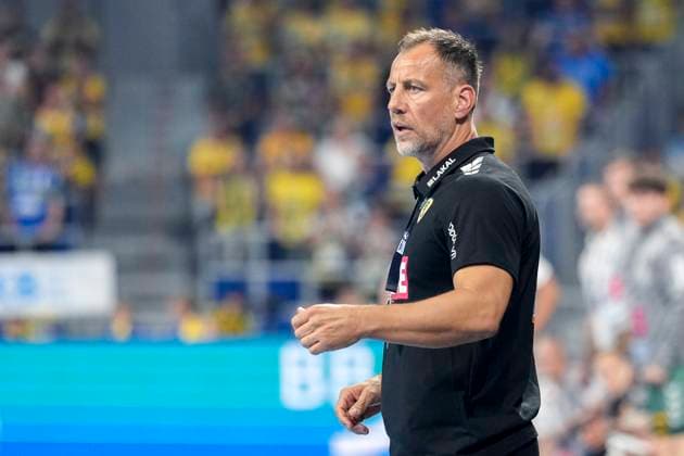 Maik Machulla coach, head coach, RNL , gives instructions, gestures, gesticulates with arms, single picture, single photo, action, action, 03 09 2025, Mannheim Germany , Handball, Bundesliga, Rhein Neckar Löwen TSV GWD Minden xozx