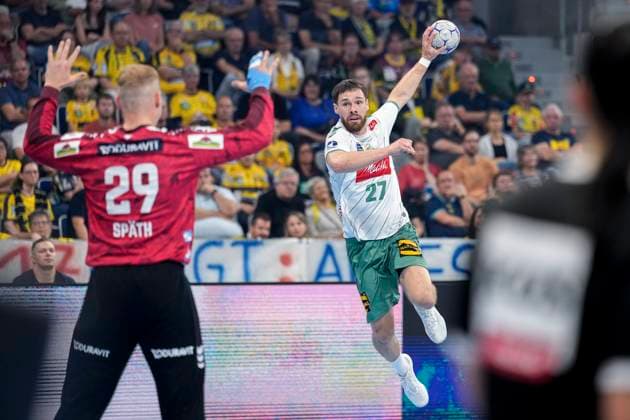 from left David Späth goalkeeper, RNL, 29 , Max Staar GWD, 27 , on jump shot, throw, goal shot, action, action, game scene, 03 09 2025, Mannheim Germany , Handball, Bundesliga, Rhein Neckar Löwen TSV GWD Minden xozx
