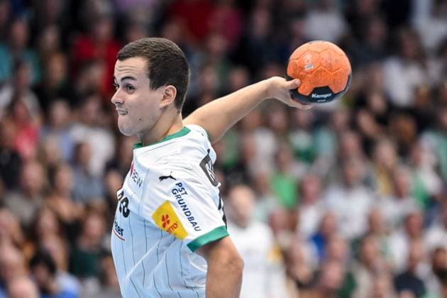 Goeppingen, Germany, 03 09 25 Tim Freihoefer Füchse Berlin in action, on the ball, single action during the Daikin Handball Bundesliga match between FRISCH AUF Goeppingen vs Füchse Berlin at EWS Arena on September 03, 2025 in Goeppingen, Germany Photo by Harry Langer DeFodi Images Goeppingen, Germany, 03 09 25 Tim Freihoefer Füchse Berlin controls the Ball during the Daikin Handball Bundesliga match between FRISCH AUF Goeppingen vs Füchse Berlin at EWS Arena on September 3, 2025 in Goeppingen, Germany Photo by Harry Langer DeFodi Images Photo by Harry Langer DeFodi Images
