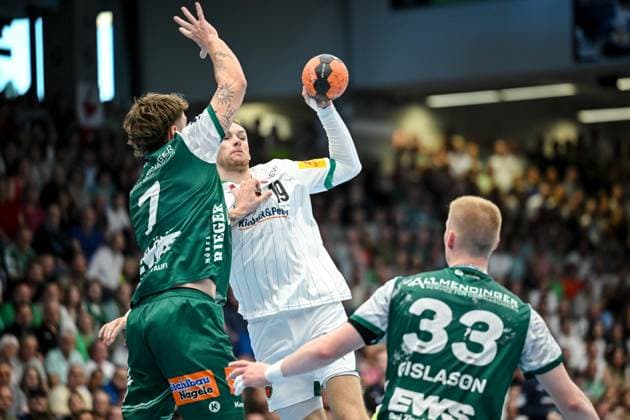 Goeppingen, Germany, 03 09 25 Victor Kloeve FRISCH AUF Goeppingen , Mathias Gidsel Füchse Berlin and Ymir Oern Gislason FRISCH AUF Goeppingen in a duel during the Daikin Handball Bundesliga match between FRISCH AUF Goeppingen vs Füchse Berlin at EWS Arena on September 03, 2025 in Goeppingen, Germany Photo by Harry Langer DeFodi Images Goeppingen, Germany, 03 09 25 Victor Kloeve FRISCH AUF Goeppingen , Mathias Gidsel Füchse Berlin and Ymir Oern Gislason FRISCH AUF Goeppingen battle for the ball during the Daikin Handball Bundesliga match between FRISCH AUF Goeppingen vs Füchse Berlin at EWS Arena on September 3, 2025 in Goeppingen, Germany Photo by Harry Langer DeFodi Images Photo by Harry Langer DeFodi Images